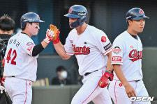 [사진] 짜릿하게 넘긴 솔로포 피터스