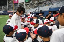 키움 홍원기 감독, NFT 판매 수익으로 유소년 야구용품 지원