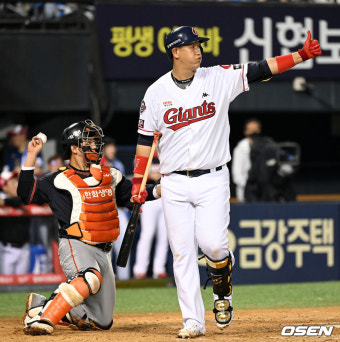 [사진]삼진 이대호,'고우석에 엄지 척'