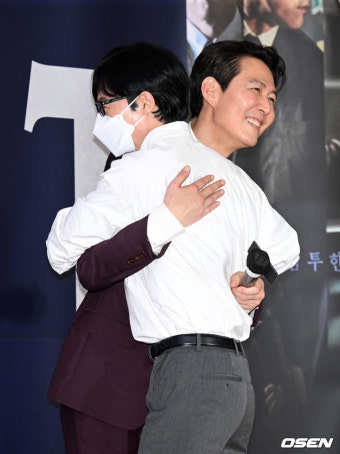 [사진]이정재, '응원 온 유재석과 찐한 포옹'