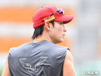 [사진]최지훈,서 있기만해도 땀이 주르륵