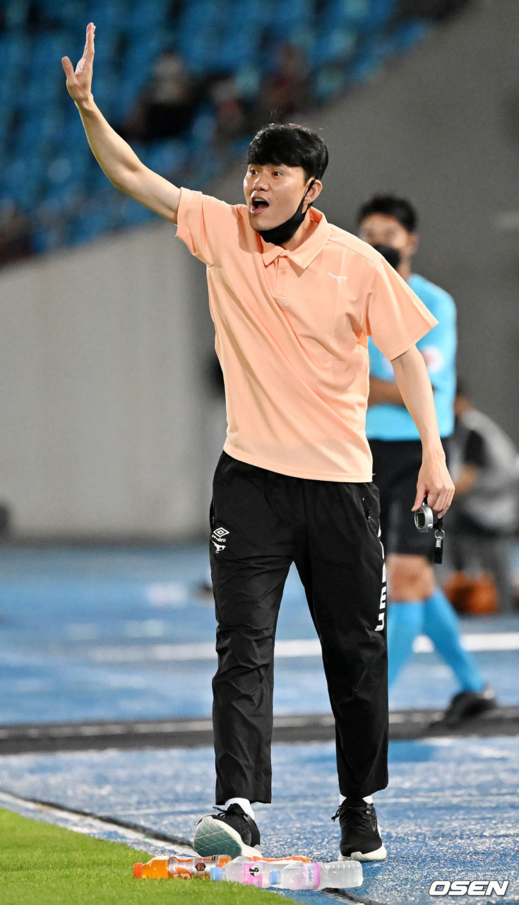 강원FC 정경호 감독, 선수들에게 필승 다짐하며 새로운 전략 시동