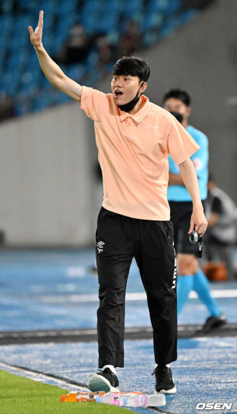 강원FC 정경호 감독, 선수들에게 필승 다짐하며 새로운 전략 시동