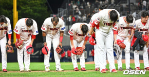 [사진] 삼성에 8-3 승리, 인사하는 KIA 선수들
