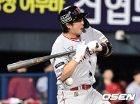 '7년 연속 20홈런' 최정, 투구에 맞아 손목 부상…헬멧 내리치며 감정 표출