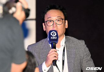 [사진]대구고 김정운 지명하는 KT 나도현 단장