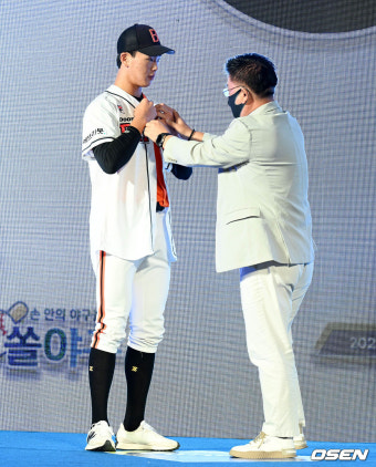 [사진]두산 유니폼 입는 북일고 최준호