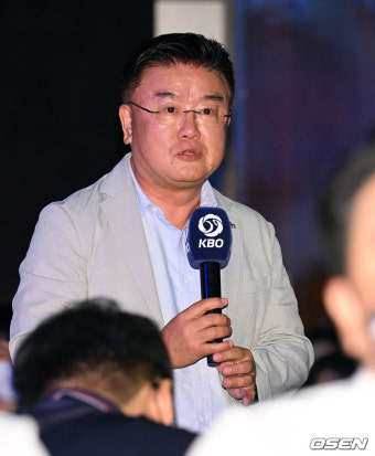 [사진]북일고 최준호 지명하는 두산 김태룡 단장