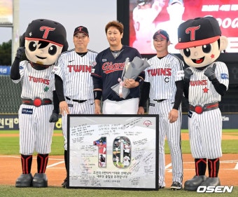 [사진]이대호, 'LG 김현수-오지환과 은퇴식 기념촬영'