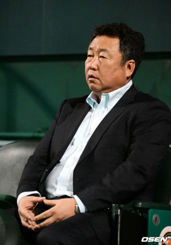 [사진]경기 지켜보는 차명석 단장