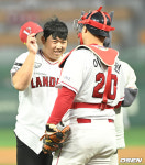 [사진]SSG 1라운드 짐여 이로운, 이재원 선배님과 영광의 시구