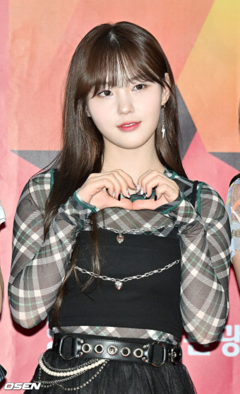 [사진]케플러 김채현,'숨막히는 눈빛으로 손하트'