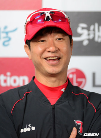 [사진]미소짓는 김종국 감독