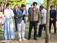 [사진]김규리-김한민 감독-권율.'故 강수연 나무 심고 추모 묵념'