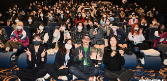 [사진] 구교환과 이옥섭, 팬들이 더 즐거운 기념촬영