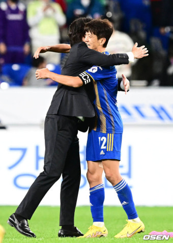 [사진]이청용과 승리 기쁨 나누는 홍명보 감독