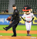 [사진]김용수, 레전드의 시구