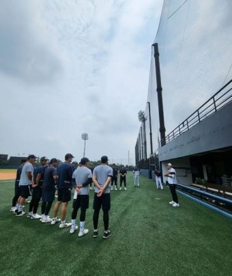 국민타자 이천으로 초대한 김태룡 단장→감독 선임…두산의 빅픽처였나