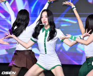 [사진]앨리스 연제,'청순 미모 뽐내며 열창'
