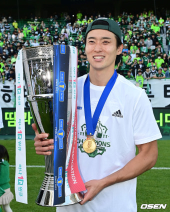 [사진]MVP 조규성,'우승 트로피 들고 환한 미소'