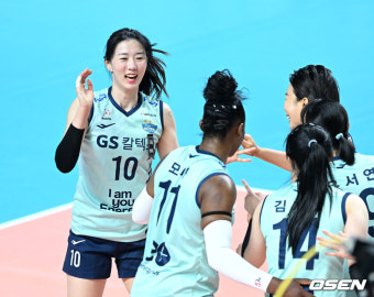 [사진]2연속 서브에이스에 환호하는 강소휘