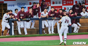 [사진] 송성문의 내야안타로 키움은 축제 분위기