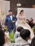 [단독] 김수영, 판빙빙 닮은 ♥신부와 입맞춤…박준형 축사·박지헌 축가 속 결혼 (종합)