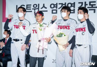 [사진]염경엽 감독,'진해수-김현수-오지환과 함께 파이팅'
