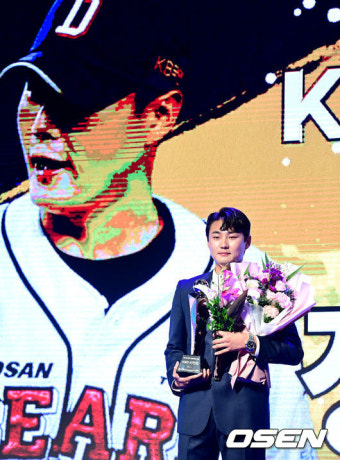 ‘데뷔 시즌 최다 홀드’ 정철원, 신인상 품었다…12년 만에 베어스 최고 신인 [KBO 시상식]