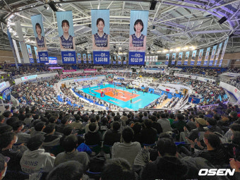 [사진] 김천실내체육관 가득 메운 여자배구 팬들