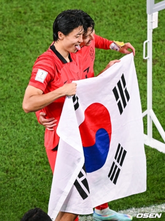 [사진]조규성-손흥민,'함께 태극기를 들고'