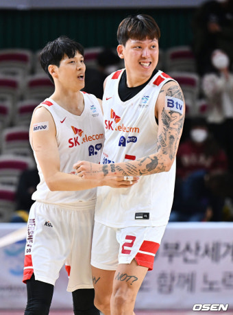 [사진] 짜릿한 승리 기쁨 나누는 김선형과 최준용
