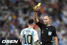 메시 소원 성취.. FIFA, '옐로카드 18개 남발' 심판 집으로 보냈다