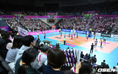 [사진]크리스마스 이브 배구 열기 가득한 흥국생명 홈 경기장