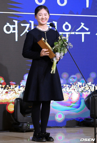 [사진]김은지 5단, 2022 바둑대상 '여자 최우수신인상'