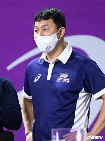 [사진]훈련 바라보는 흥국생명 이영수 감독대행