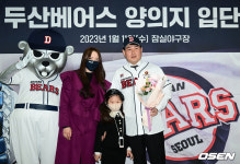 [사진]양의지, '두산 입단식 가족과 함께'