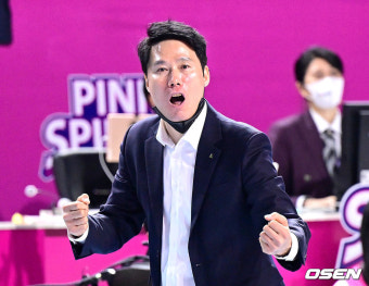 [사진]두 주먹 불끈 쥔 현대건설 강성형 감독, '패배는 없다'