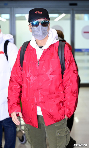 [사진]견자단, 붉은 재킷에 'CHINA' 모자 쓰고 입국