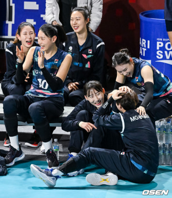 [사진]이소영 아픔에 미소 짓는 김수지-김연경-양효진-배유나-박정아