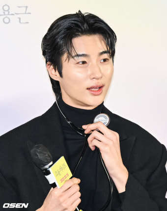 [사진]변우석,'청진기가 제법 잘 어울리죠?'