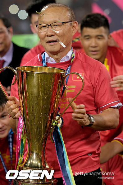 베트남 U-23 축구대표팀, AFF 챔피언십 3회 연속 우승! 김상식 매직의 역사적 기록!