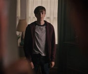 母 살해한 ‘리버데일’ 배우, 교도소 이동 요청…”성적 위협 받아” 호소 [Oh!llywood]