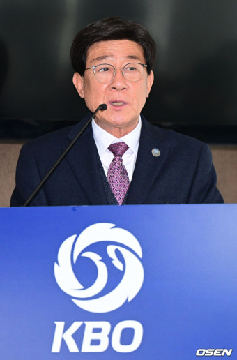 [사진]정종복 기장군수, 'KBO와 야구센터 운영 협약'