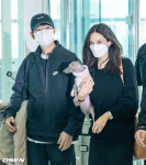 [사진]송중기,부인 케이티와 함께 다정한 출국