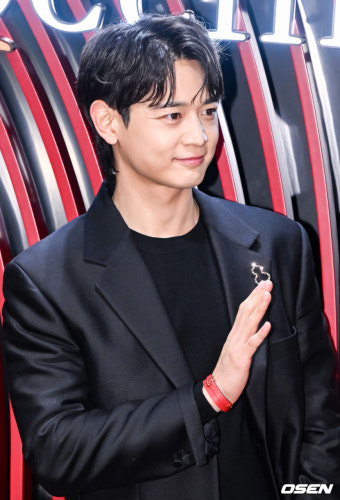 [사진]샤이니 민호,'시크한 손인사'
