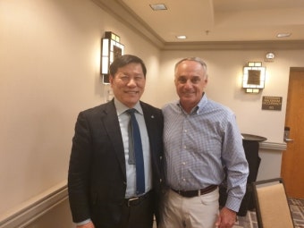 허구연 총재, MLB 커미셔너 만났다...2024 KBO 개막전 美 개최 추진