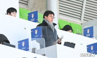 [사진]황선홍 감독,'수원-광주 개막전 관전'