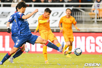 [사진]승격 첫 경기 선제골 넣는 광주FC 아사니