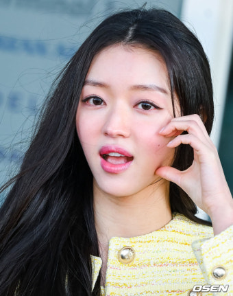 [사진]오마이걸 유아,'볼하트 받으세요'